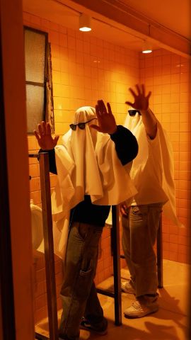 Dos fantasmas en el local de Pogg's por Halloween
