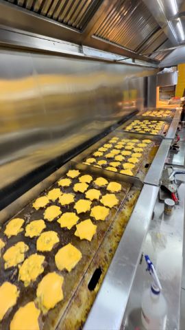 La plancha de Pogg's llena de medallones con cheddar